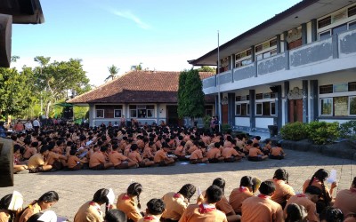 Kegiatan Literasi Siswa Bersama Tim MGMP Bahasa Inggris