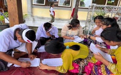 Belajar bisa dimana saja, dan kapan saja.