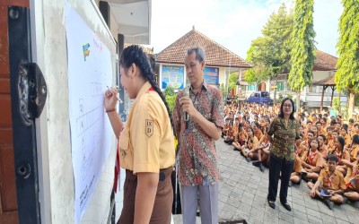 Kegiatan Literasi Siswa bersama Tim MGMP IPA